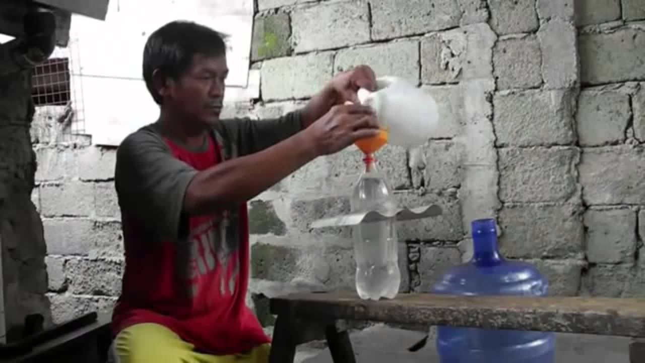 bombilla con botella de agua