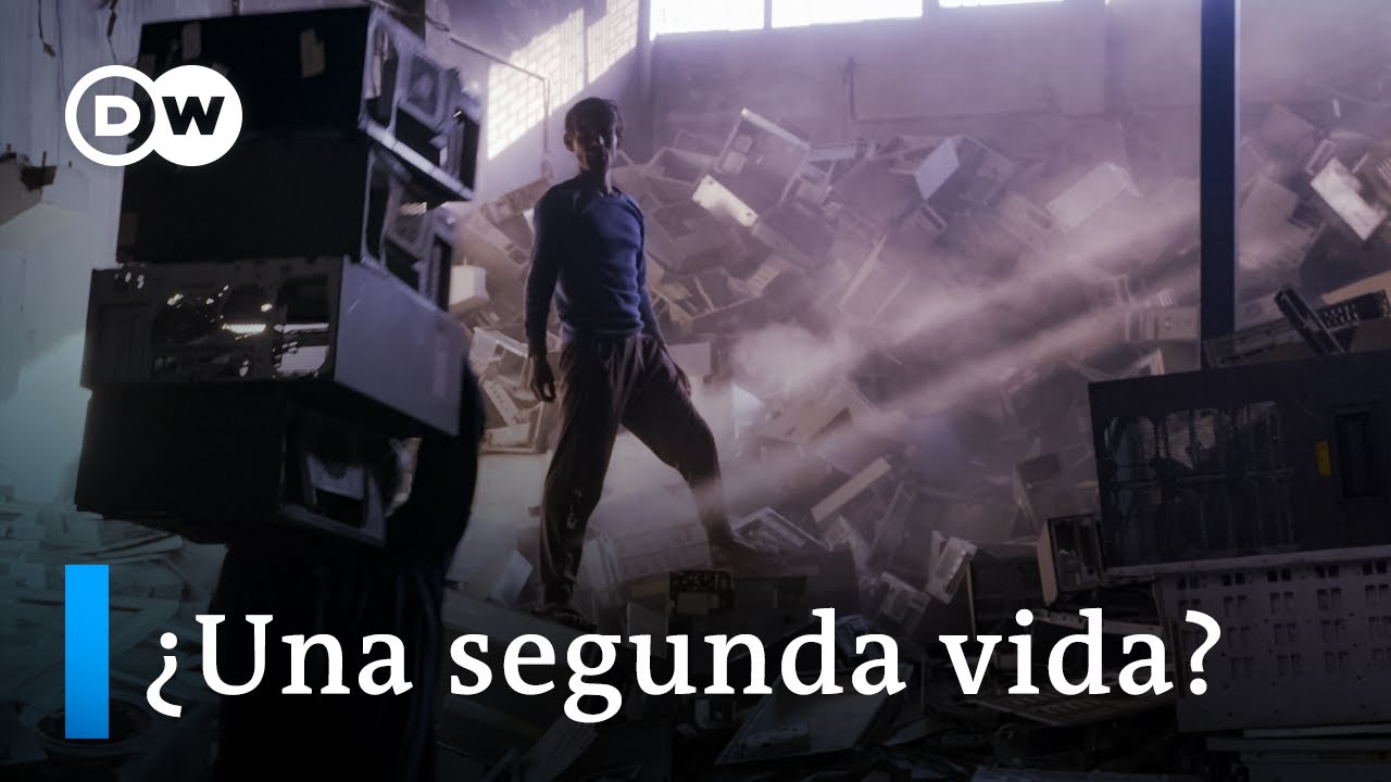 basura electronica en el agua