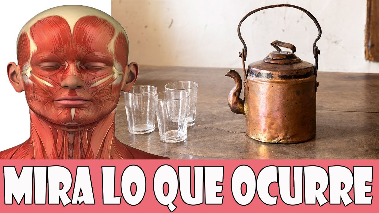 beber agua en botella de cobre