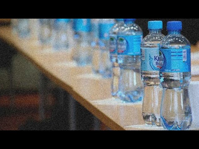 botellas de agua de plastico duro