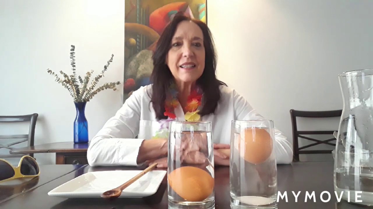 experimento del huevo con agua y sal