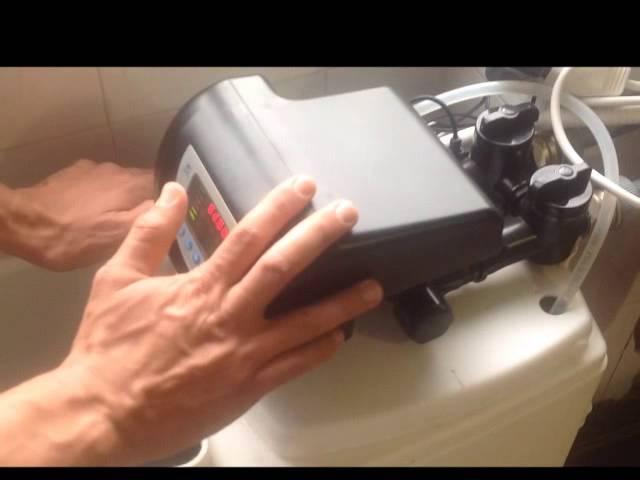 mi descalcificador se llena de agua