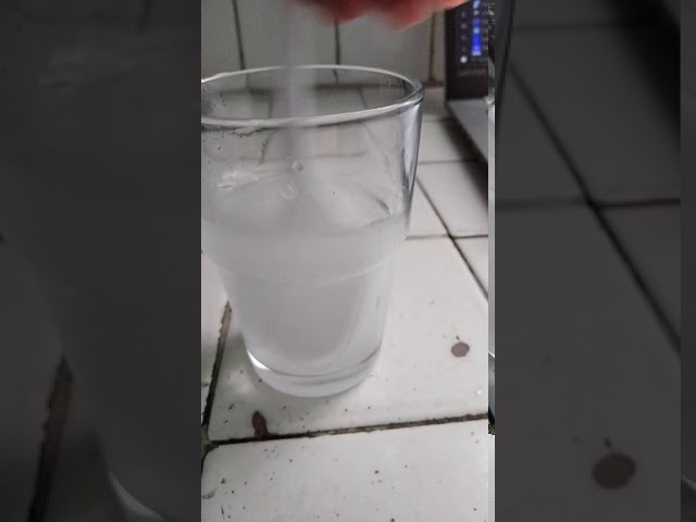 que sucede al mezclar agua y sal