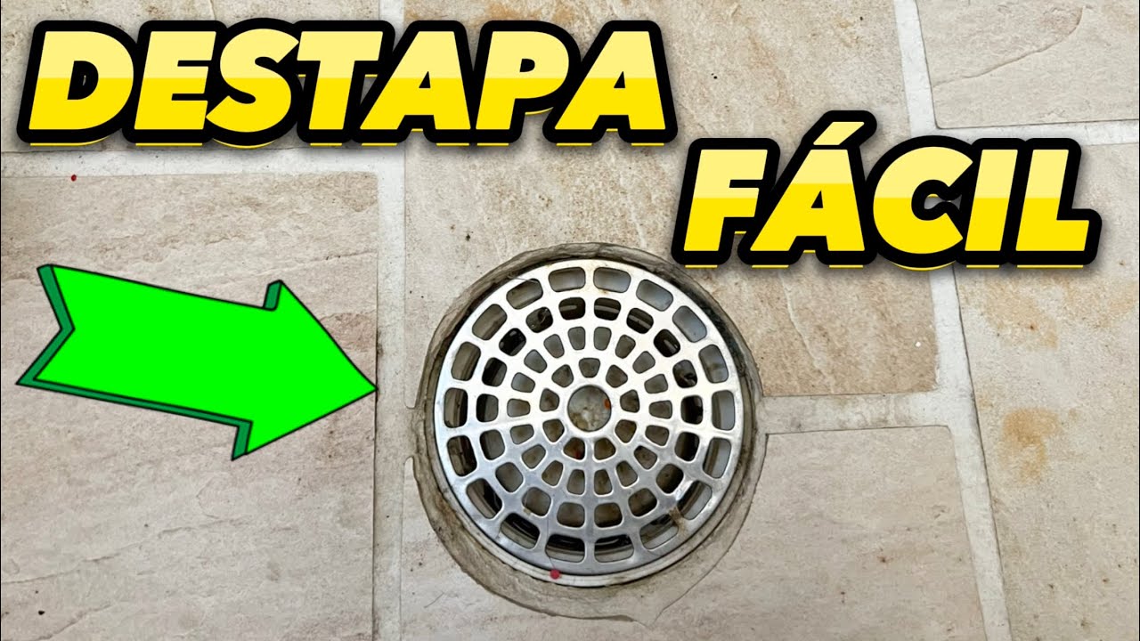 sale agua de la rejilla del baño