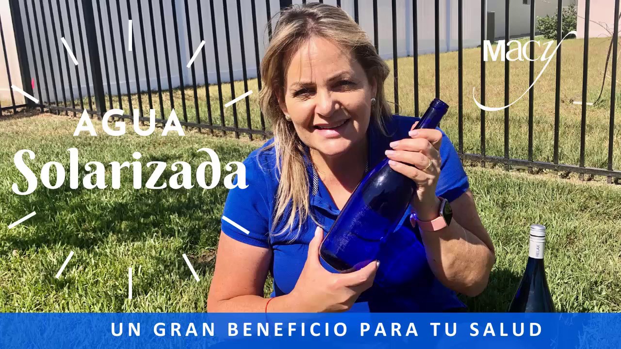 beneficios de tomar agua en botella azul