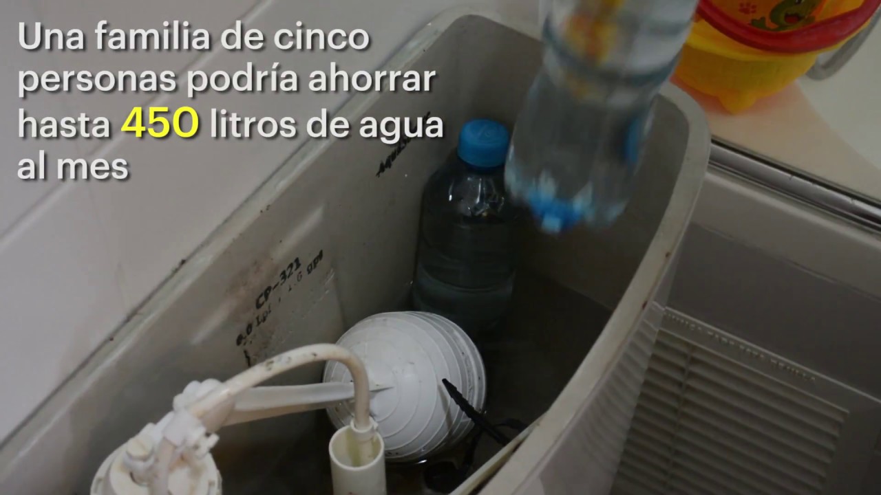 colocar botellas de agua en el inodoro