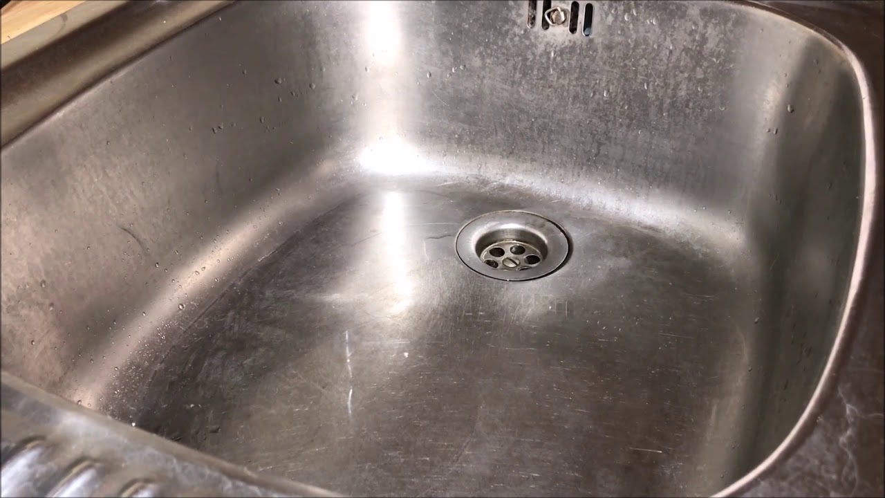 el agua del fregadero sale por la ducha